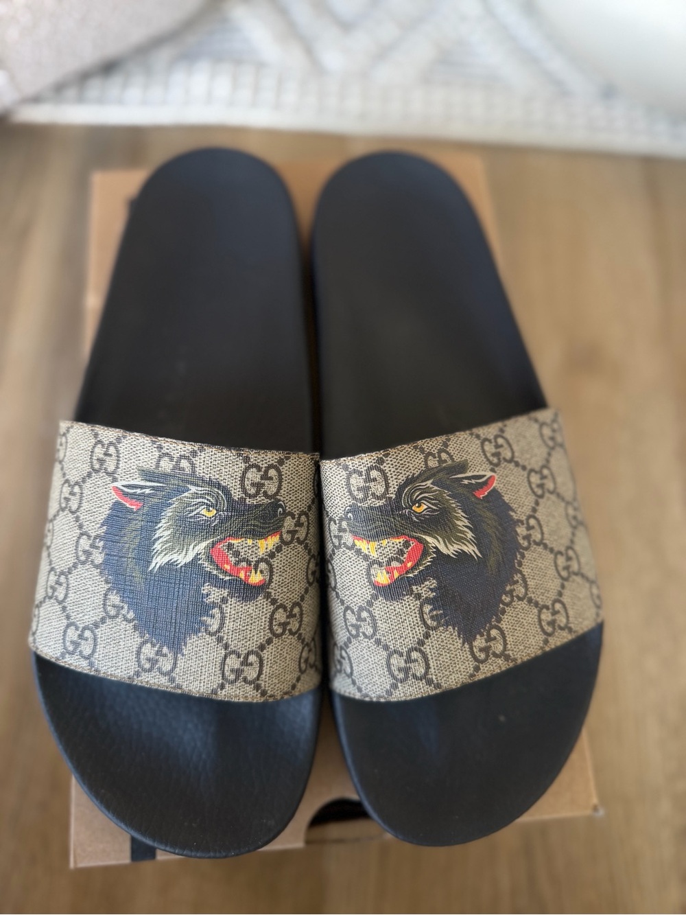 Gucci GG Supreme Wolf Head Slides